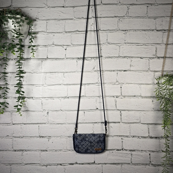 Eddie Bauer Blue and White Geometric Clutch with Adjustable Strap - Picture 2 of 10